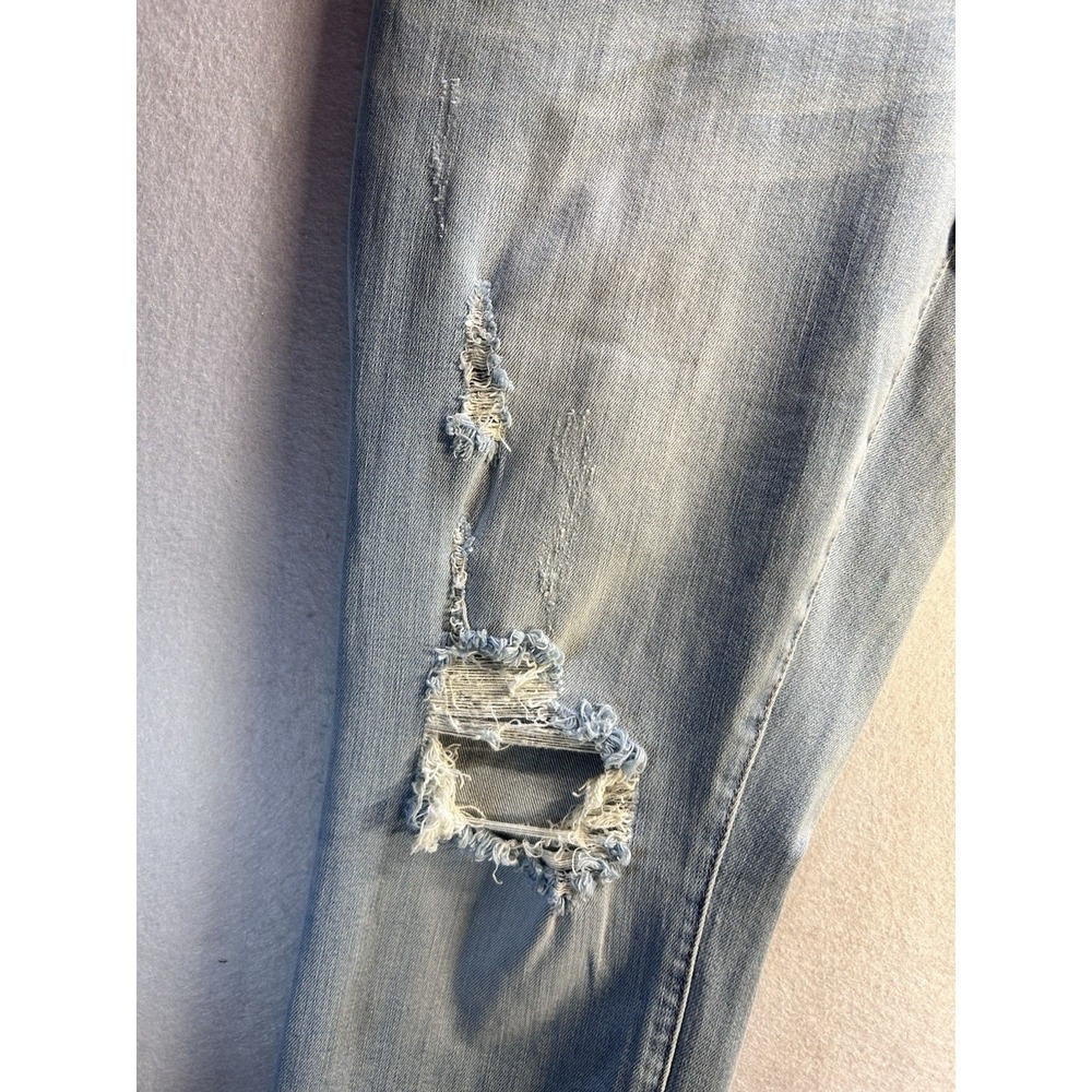 Judy Blue Women's Boyfriend Fit Mid Rise Light Wash Distressed 5-Pocket Jeans - Picture 5 of 8